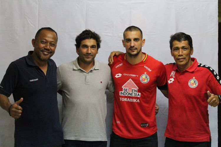 Flavio Beck Junior bersama tim pelatih Semen Padang
