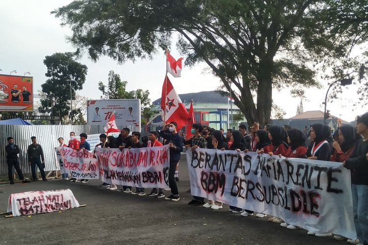 Puluhan mahasiswa tergabung GMNI melakukan demo tolak kenaikan harga BBM sebelum angin puting beliung menerjang bundaran Tugu Adipura, Sukabumi, Jawa Barat, Senin (5/9/2022).