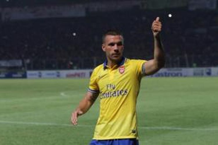 Pemain Arsenal Lukas Podolski usai pertandingan melawan Indonesia Dream Team di Stadion Utama Gelora Bung Karno, Jakarta Pusat, Minggu (14/7/2013). Arsenal berhasil mencukur habis Indonesia Dream Team dengan skor akhir 7-0.
