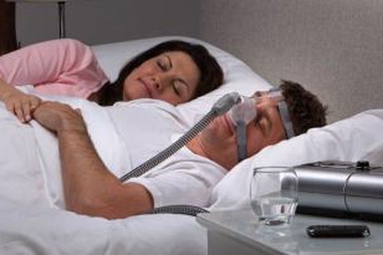 Ilustrasi penggunaan CPAP pada pasien sleep apnea