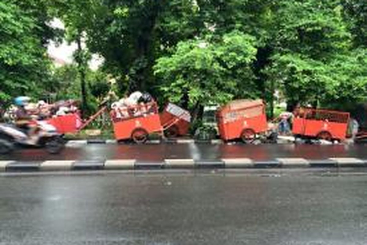 Tumpukan sampah dalam 20 gerobak di Jl Raya Kramat Pela, Kebayoran Baru, Jakarta Selatan, ini belum diangkut sejak Kamis, (1/5/2015). Hingga Senin malam (6/12/2014), tak satu pun petugas Dinas Kebersihan Kecamatan Kebayoran Baru mengangkut gerobak-gerobak sampah ini.