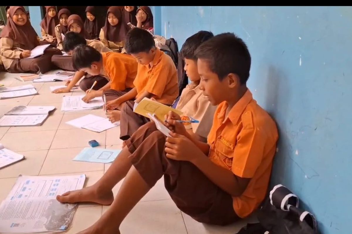 Siswa SD 04 Sungai Limau Padang Pariaman belajar di teras karena ruang kelas digembok, Kamis (31/7/2025).