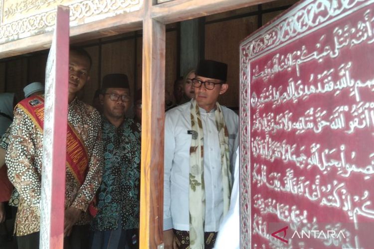Menteri Pariwisata dan Ekonomi Kreatif (Menparekraf) Sandiaga Uno saat melihat kaligrafi di Museum Islam Nusantara Lasem, Kabupaten Rembang, Jawa Tengah, Sabtu (16/9/2023).