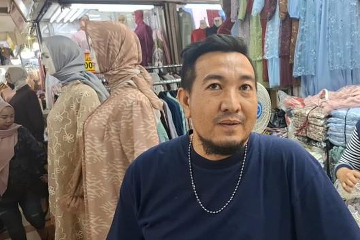 Jerry, pedagang gamis di Pasar Tanah Abang yang ditemui pada  Sabtu (21/2/2026) mengakui penjualan di awal Ramadan tahun ini meningkat dibandingkan tahun lalu. 