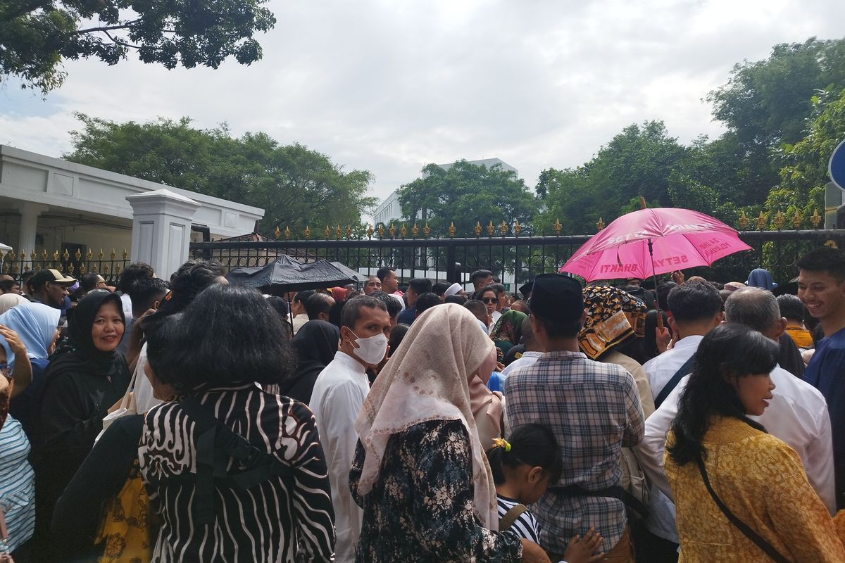 Antrean warga tak teratur saat mengantre untuk Open House Istana Negara di depan gerbang Kemensetneg, Jakarta Pusat, Rabu (10/4/2024).