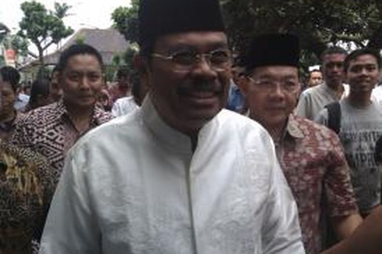 Jaksa Agung HM Prasetyo usai melaksanakan Sholat Jumat, di Masjid Kejaksaan Agung, Jakarta, Jumat (21/11/2014)