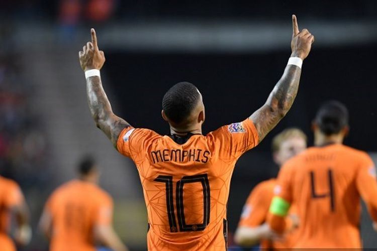 Striker timnas Belanda, Memphis Depay, berselebrasi usai mencetak gol ke gawang Belgia pada laga perdana fase grup UEFA Nations League 2022-2023, Sabtu (4/6/2022).