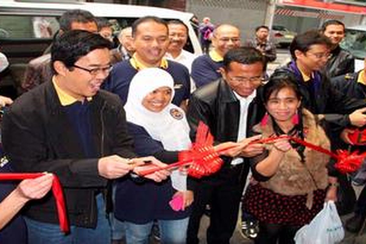 Menteri BUMN Dahlan Iskan (depan keempat dari kiri) bersama Direktur Utama Bank Mandiri Zulkifli Zaini (kedua dari kiri), bersama perwakilan tenaga kerja Indonesia menggunting pita dalam rangka grand opening Kantor Remiten Bank Mandiri di Hongkong, Minggu (3/3/2013). Pada tahun 2012, total transaksi remiten (pengiriman uang) di Bank Mandiri Hongkong mencapai lebih dari 3,6 miliar dollar AS, atau tumbuh sebesar 56 persen dibandingkan tahun 2011 sebesar 2,3 miliar dollar AS.
Termasuk di dalam transaksi tersebut adalah incoming/outgoing remittance yang dilakukan oleh Cabang Hong Kong dalam mata uang dollar Amerika Serikat, Euro, Yen Jepang, dollar Hong Kong, serta remitansi dalam mata uang rupiah ke Indonesia yang kebanyakan dilakukan oleh pekerja migran
