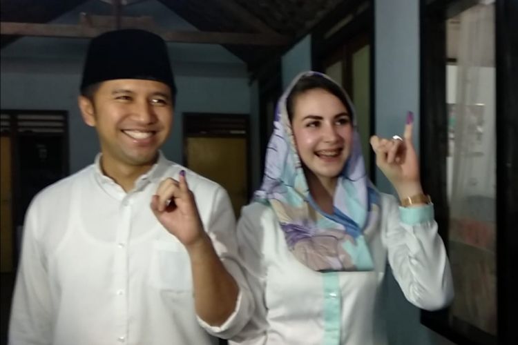 Emil dardak didampingi Arumi Bachsin setelah melaksanakan tahapan pencoblosan di TPS Lima kelurahan Ngantru Trenggalek (27/06/2018)