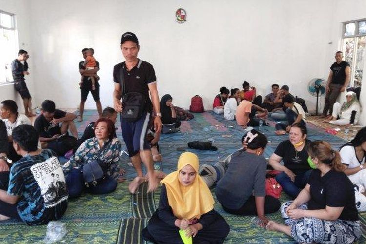 Para TKI berkumpul di aula Kantor Camat Pantai Labu Kabupaten Deli Serdang Rabu, (10/1/2024).  
