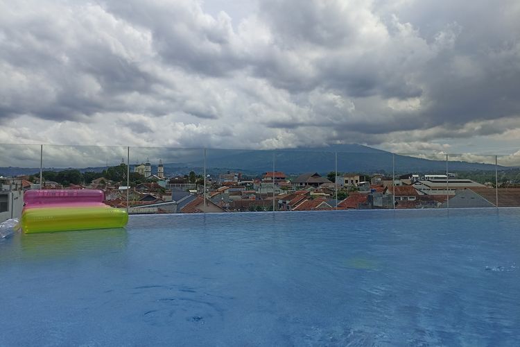 Kolam renang di Hotel Mercure Garut City Center di Kabupaten Garut, Jawa Barat, pada Rabu (15/1/2025).