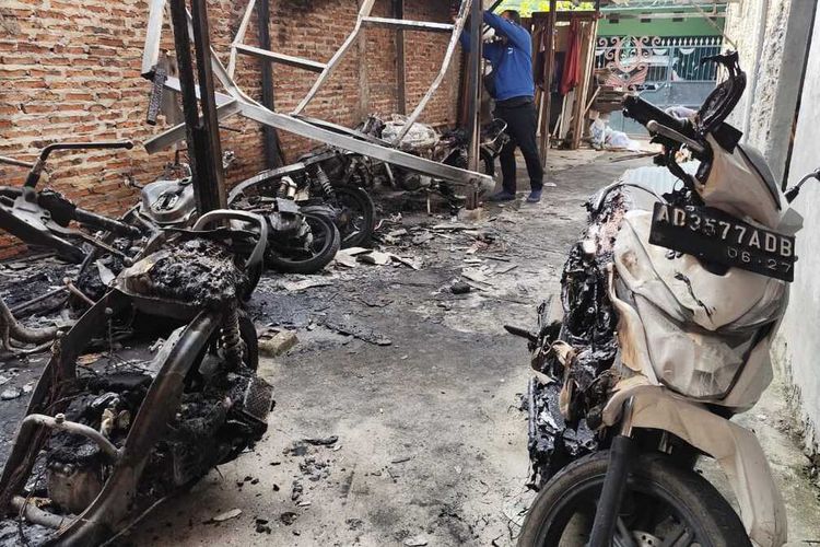 Kondisi motor terbakar di rumah kos yang berlokasi di Jalan Bancar Asri Timur III Nomor 32, Lamper Tengah, Semarang Selatan pada Selasa (30/4/2024).
