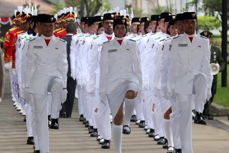 Anggota Paskibraka Tim Arjuna bersiap untuk mengibarkan bendera dalam upacara peringatan detik-detik proklamasi di Istana Merdeka, Jakarta Pusat, Rabu (17/8/2016). 