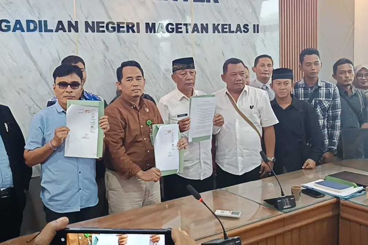 Bitner Sianturi nomor 2 dari kiri berkaca mata, penggugat 2 pedagang sayur keliling karena merasa dirugikan hingga warugn kelontongh miliknya sepi dan merugi Rp 540 juta selama 5 tahun mencabut gugatan ke PN Magetan kepada keluarganya