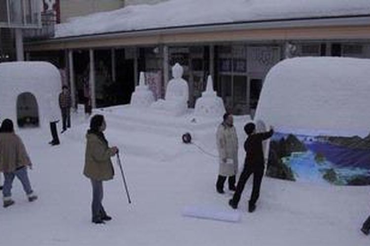 Kamakura atau rumah salju yang dibangun oleh Kementerian Pariwisata dan Ekonomi Kreatif Indonesia di Lapangan Nigiwai, Kota Yokote, Perfektur Akita, Jepang, Kamis (14/2/2013). Kamakura Indonesia merupakan salah satu dari puluhan kamakura yang dibuat untuk meramaikan festival musim salju di Yokote. 