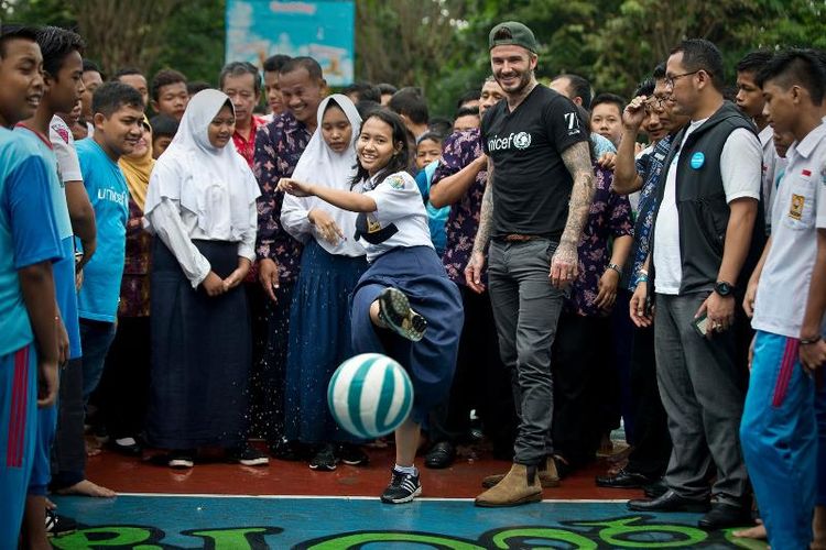 Duta Kehormatan UNICEF David Beckham bermain bersama siswa dan guru di SMPN 17 di Semarang, Jawa Tengah, Indonesia, 27 Maret 2018. Sripun (15) diunjuk oleh lingkungannya untuk menjadi agen perubahan dan berpartisipasi dalam program anti-bullying yang diinisiasi UNICEF.