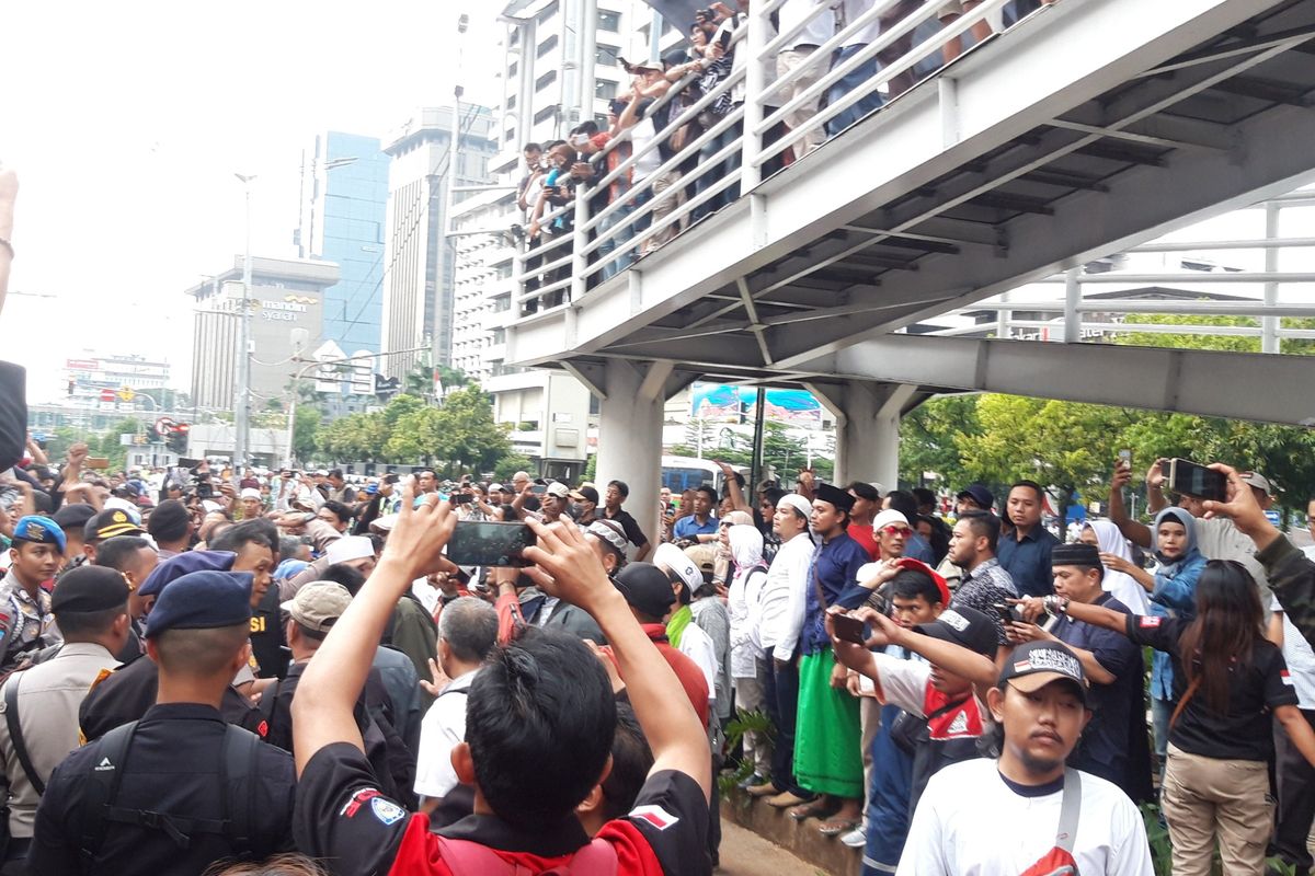 Massa Aliansi Santri Indonesia terlibat adu mulut dengan massa gabungan GNPF, FPI, dan LPI di depan Bawaslu RI, Jumat (10/5/2019)