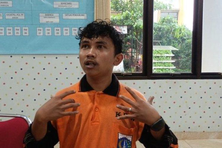 Petugas Penanganan Prasarana dan Sarana Umum (PPSU) Kelapa Dua Wetan, Ricky Martin (24), saat memberi keterangan terkait kasus begal dialami, Ciracas, Jakarta Timur, Selasa (7/2/2023). 