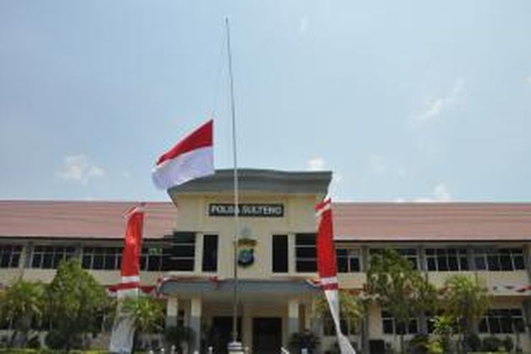 Polda Sulteng kibarkan bendera setengah tiang untuk menghormati perwira polisi yang tewas tertembak saat kontak senjata dengan sipil bersenjata pimpinan Santoso alias Abu Wardah di Pegunungan Langka, Poso. 