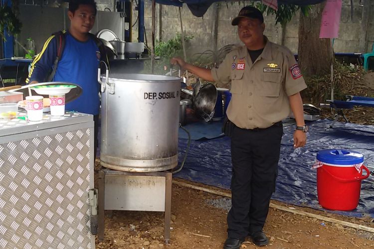 Dapur umum yang menyediakan makanan bagi tim tanggap darurat di Posko Bandara Depati Amir.