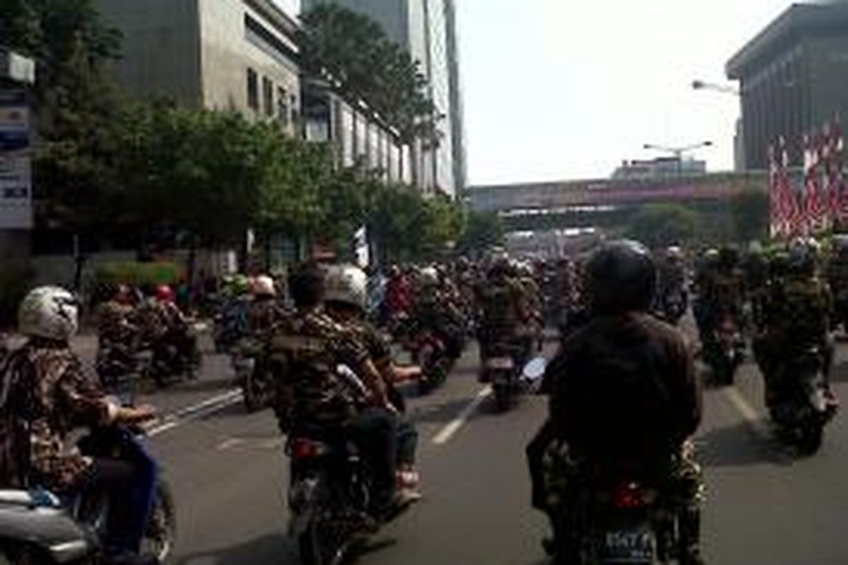 Massa Prabowo penuhi jalan MH Thamrin, Jakarta Pusat menuju Gedung Mahkamah Konstitusi dalam aksi, Jumat (15/8/2014). 