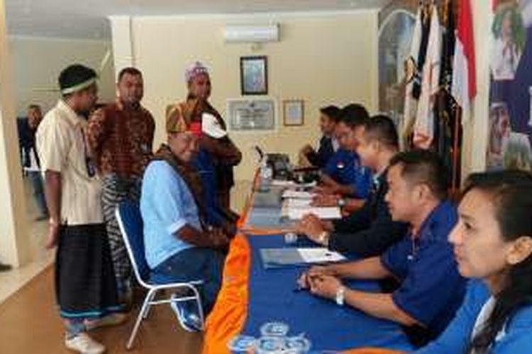 Wartawan media online di Provinsi Nusa Tenggara Timur (NTT), Yohanes Rihi Gah alias Joey (duduk di sebelah kiri) saat mendaftar di Partai Nasdem NTT