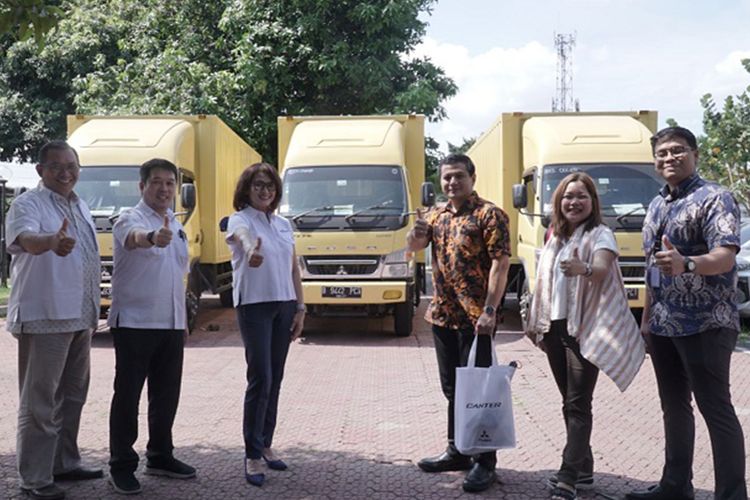 PT Krama Yudha Tiga Berlian Motors (KTB) mengirimkan unit Fuso Euro 4 ke sejumlah pelanggan di Jakarta. 