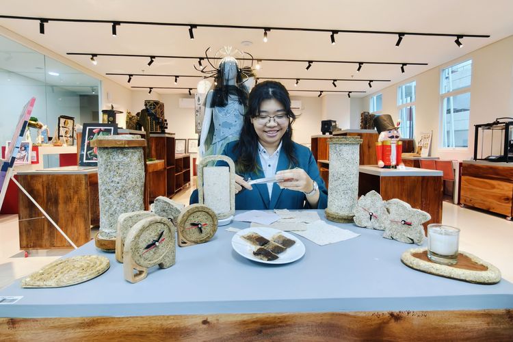 Salah satu mahasiswi Program Studi Desain dan Manajemen Produk, Fakultas Industri Kreatif Universitas Surabaya (FIK Ubaya) Jeanne Theresia Mintarja menemukan inspirasi yang tidak terduga menggunakan kantong teh celup yang diolah kembali menjadi produk ramah lingkungan.
