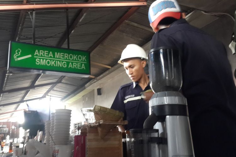 Sejumlah petugas kereta api saat merasakan kopi hasil racikan barista di Stasiun Malang, Rabu (31/1/2018)