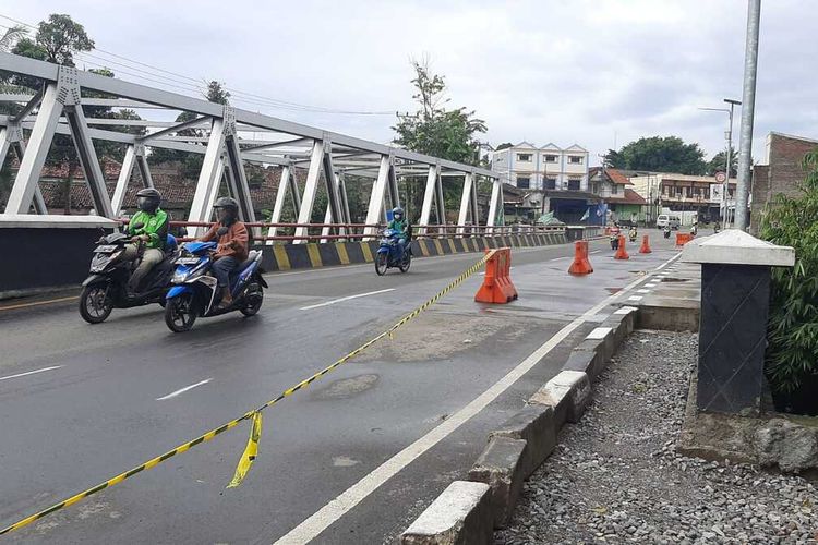 Jembatan Ciawi mengalani retak akibat diterjang derasnya aliran Sungai Cibanten