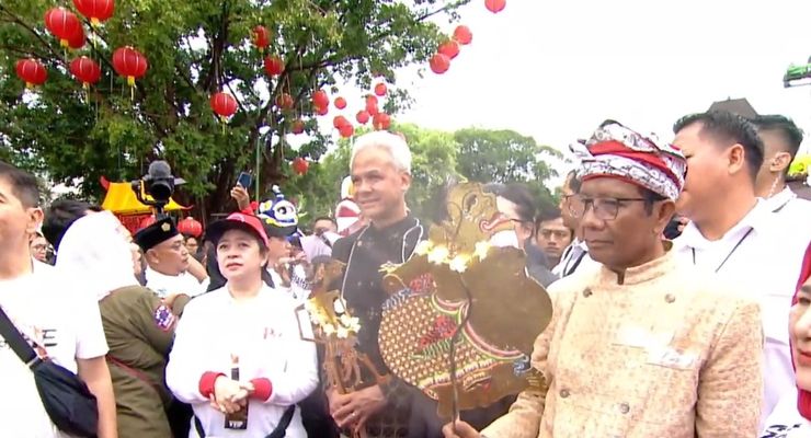 Ganjar-Mahfud Terima Wayang Wisangeni dan Semar di Depan Balai Kota Solo saat Hajatan Rakyat