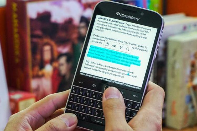 Trackpad pada BlackBerry Classic bisa dimanfaatkan untuk melakuakn aneka hal terkait fungsi navigasi, seperti menyeleksi teks (dengan menahan tombol shift). Tapi kebanyakan fungsi pada sistem operasi BlackBerry OS 10 lebih nyaman dijalankan memakai touchscreen karena memang dirancang untuk layar sentuh