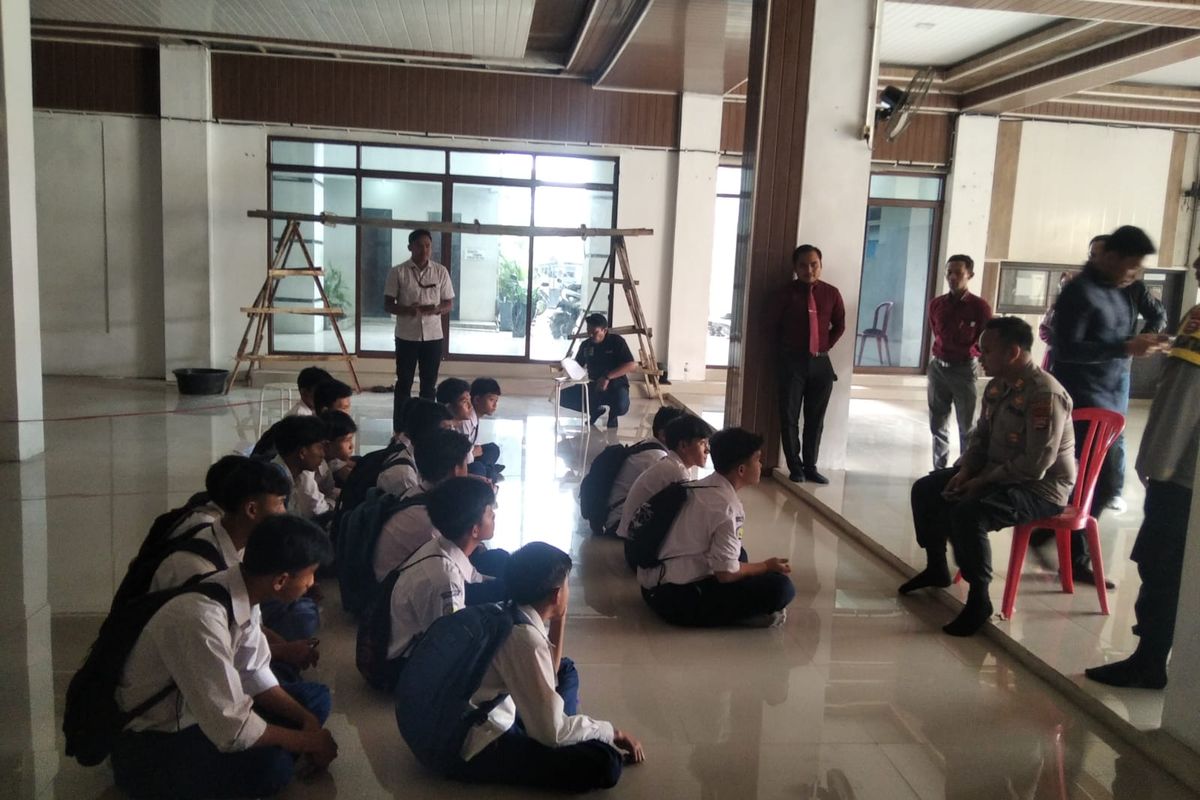 Aparat Polsek Cikupa, Kabupaten Tangerang, mengamankan belasan pelajar sekolah menengah pertama (SMP) pada Senin (13/3/2023). Remaja-remaja tersebut diduga hendak tawuran. 