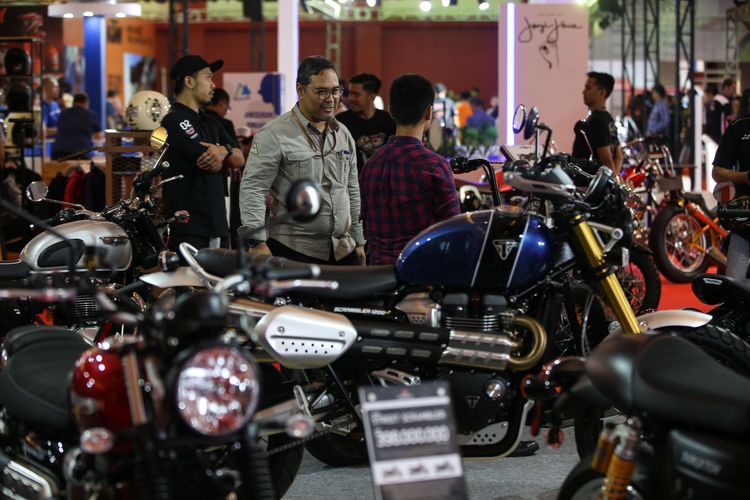 Pengunjung menyaksikan pameran otomotif Telkomsel Indonesia International Motor Show (IIMS) 2019 di JIExpo Kemayoran, Jakarta Pusat, Jumat (26/4/2019). Pameran otomotif terbesar ini akan berlangsung hingga 5 Mei 2019 mandatang.