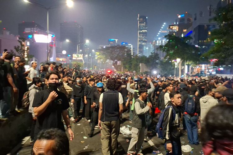 Masih ada Massa Demo Bertahan di Dukuh Atas Jakpus, tapi Tak Pakai Almamater Kampus 