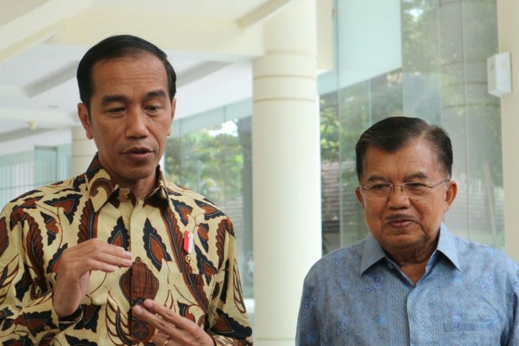 Presiden RI Joko Widodo bersama dengan Wakil Presiden RI Jusuf Kalla usai jamuan makan siang di kantor Wakil Presiden RI, Jakarta, Selasa (6/2/2018).