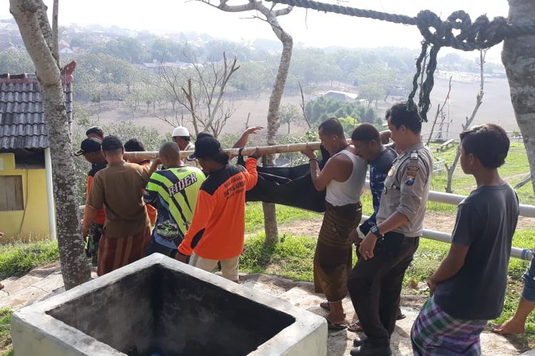 Proses evakuasi jenazah warga yang meninggal di Pantai Payangan Jember, Jawa Timur, Rabu (15/1/2020).
