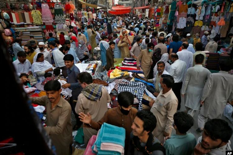 Orang mengabaikan social distancing dan banyak yang tidak memakai masker saat berbelanja untuk liburan Idul Fitri mendatang yang menandai berakhirnya bulan suci puasa Ramadhan, di India, 5 Mei 2021.