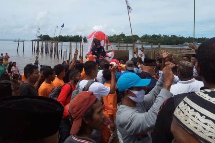 Calon Bupati Kabupaten Buru Selatan, Maluku Safitri Malik Soulissa ditandu warga saat berkampanye di Kecamatan Ambalau, Minggu (11/10/2020)