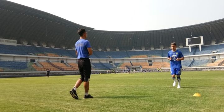 Gelandang Persib Bandung Kim Kurniawan saat berlatih di Stadion Gelora Bandung Lautan Api, Rabu (1/8/2018).