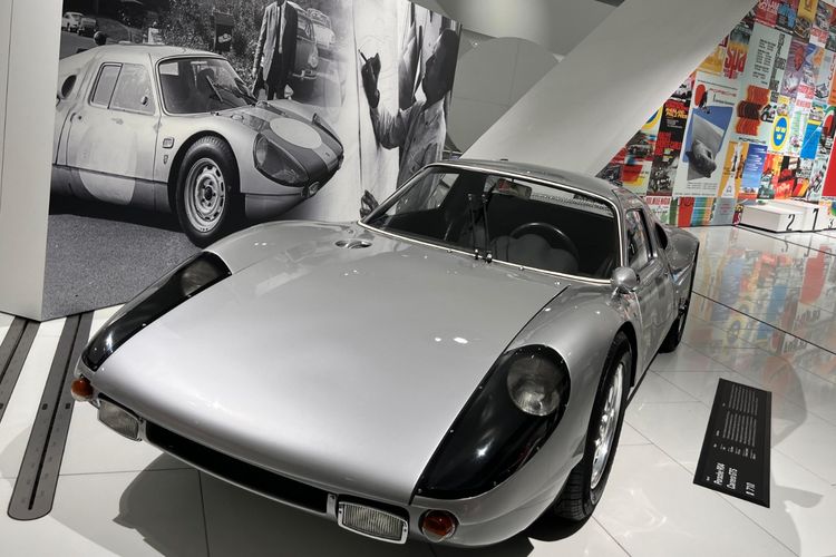 Penampakan sebuah mobil yang dipamerkan di Museum Porsche, Stuttgart, Jerman. Stuttgart menjadi salah satu kota tuan rumah Euro 2024.