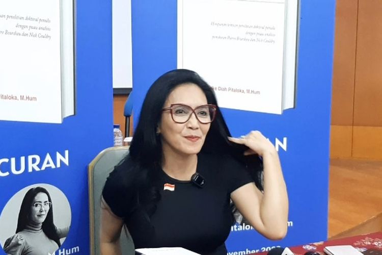 Aktris Rieke Diah Pitaloka di Auditorium Komunikasi UI, Depok, Jawa Barat, Rabu (22/11/2023)