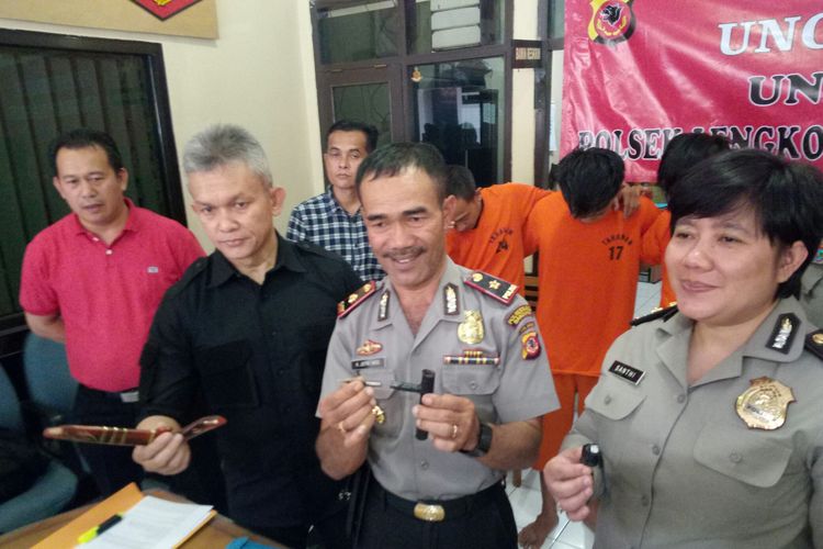 Kapolsek Lengkong Kompol K Jefri tengah memperlihatkan barang bukti alat yang digunakan pelaku pencurian untuk mencuri kendaraan bermotor, Rabu (31/7/2019).