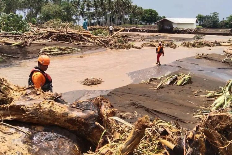 Banjir bandang di Kecamatan Mendoyo, Kabupaten Jembrana, Provinsi Bali.