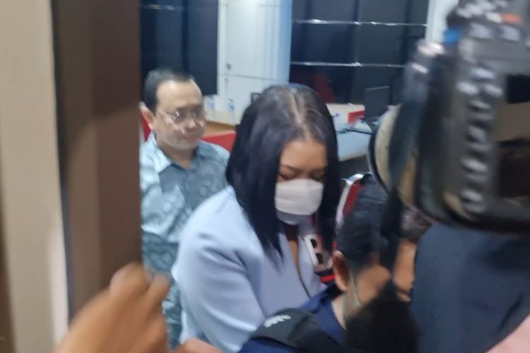 Putri Candrawathi usai menjalani pemeriksaan kesehatan di Ruang Kesehatan Bareskrim, Mabes Polri, Jakarta, Jumat (30/9/2022).