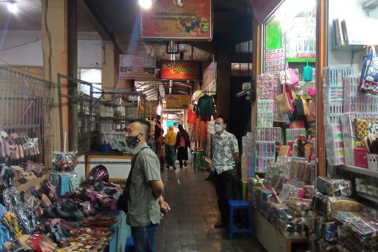 Suasana pasar saat Indonesia Raya diputar, pedagang Pasar Beringharjo berdiri sikap sempurna, Kamis (20/5/2021)