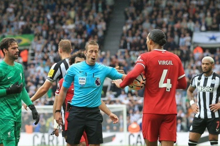 Wasit John Brooks mengeluarkan bek Liverpool, Virgil van Dijk dalam laga Premier League yang mempertemukan Newcastle vs Liverpool di Stadion St James' Park pada 27 Agustus 2023. Terkini, Van Dijk menerima skorsing tambahan satu pertandingan. (Foto oleh Lindsey Parnaby / AFP).