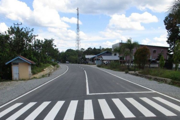 Pelebaran dan perbaikan jalan di wilayah perbatasan Entikong dengan Malaysia.