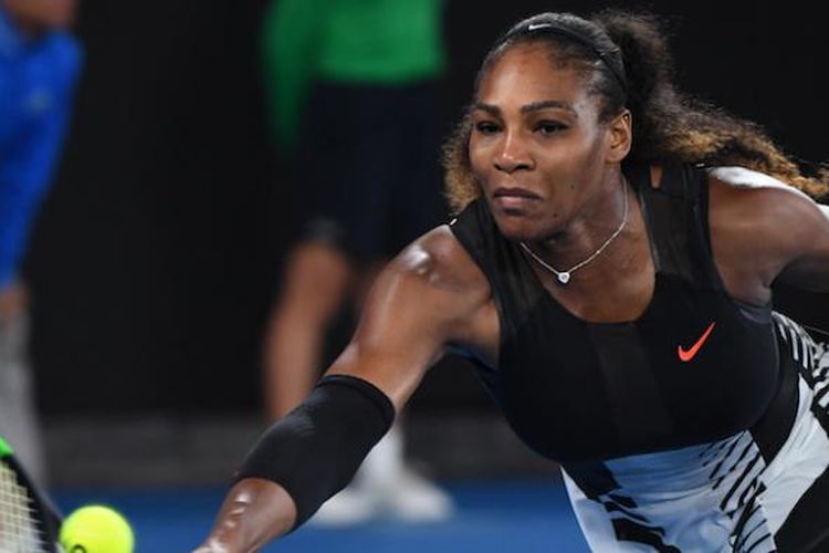 Petenis Amerika Serikat, Serena Williams, mengembalikan bola pukulan sesama pemain Amerika Serikat, Venus Williams, pada laga final Australia Terbuka 2017 di Melbourne Park, Melburne, Sabtu (28/1/2017).