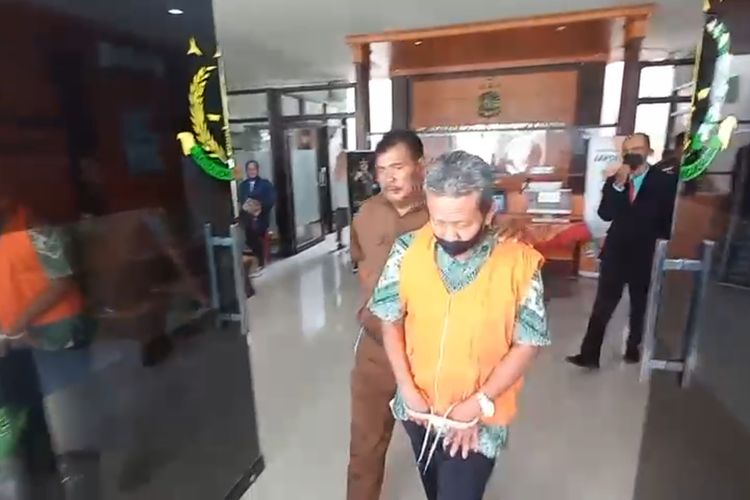 DIGIRING,--Tersangka Kasus Pupuk Bersubsidi Tahun 2019, Suyatno langsung digiring ke mobil tahanan usai diperiksa penyidik di Kejari Kabupaten Madiun, Selasa (24/1/2023).